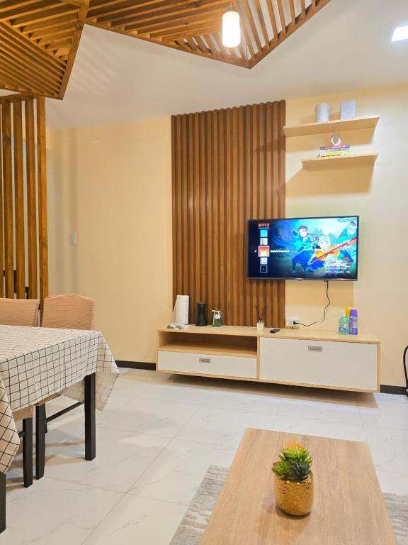 Fully-Furnished Compostela House with Carpark, WiFi, Netflix