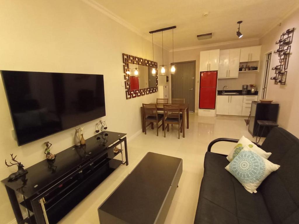 Furnished Condo with Private Parking, Free WiFi, Netflix & 2 Aircon Units
