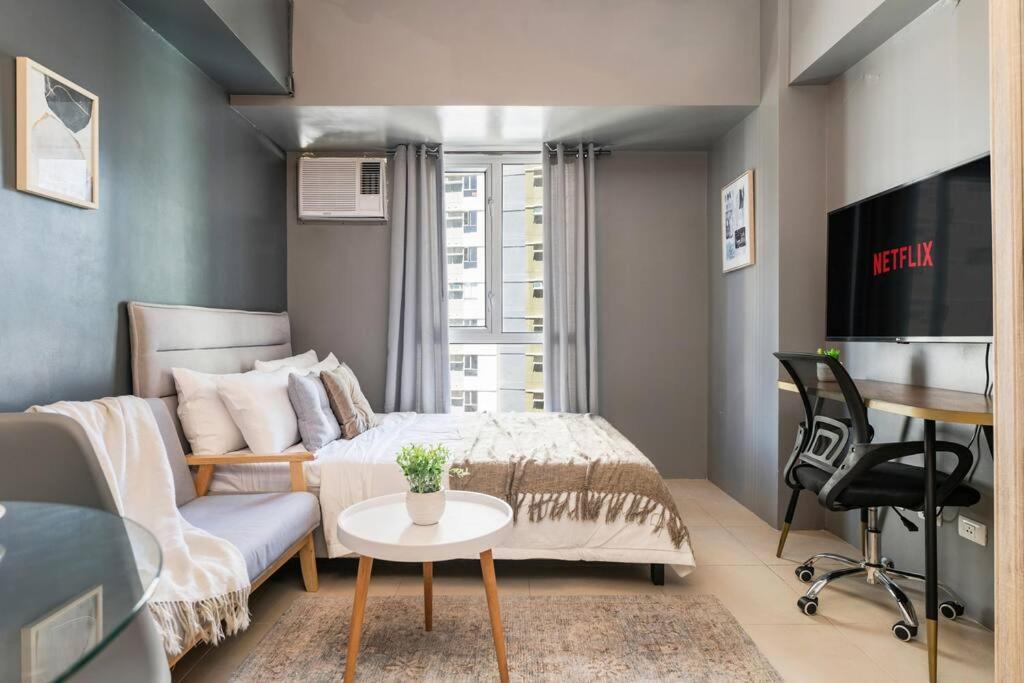Furnished Studio in Avida Towers Riala, Cebu IT Park with Pool, Fast WiFi, Netflix and More