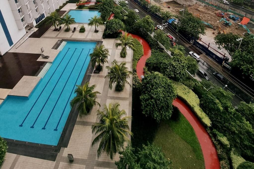 Good Value Makati Studio Unit - Pool View With Balcony