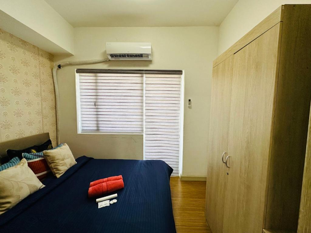 Taguig BGC View with Balcony Plus Netflix Near Airport Mc kinley