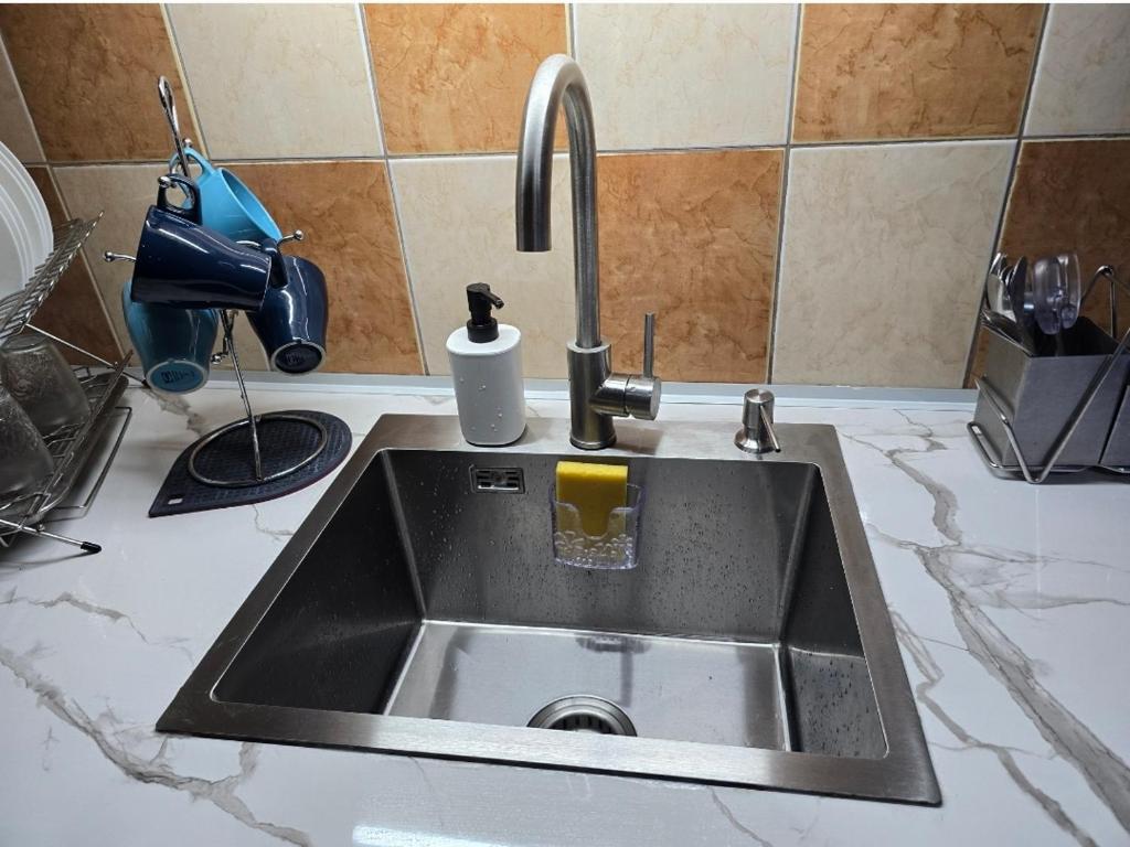 Greenhills Garden Square 2BR & 2 Toilets