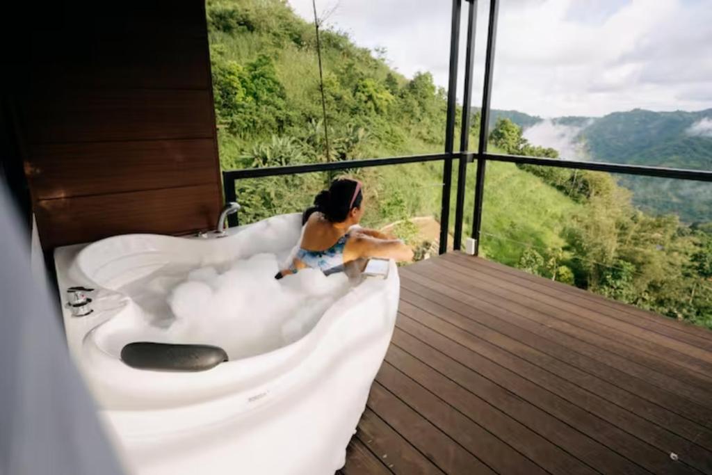 Grey Rock Mountain Cabin w/ Jacuzzi