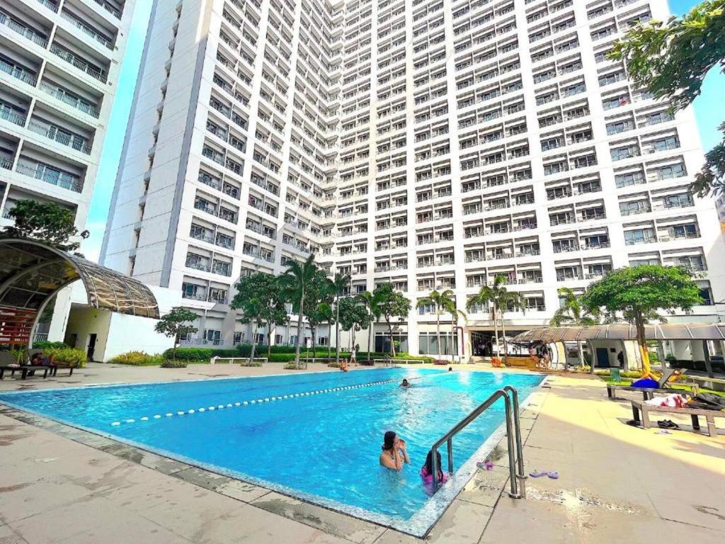 Homey 1BR with City View and WI-FI in Grace Res