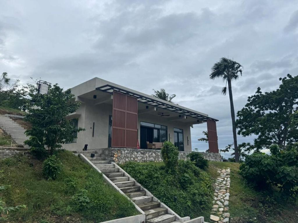 House with Big Lanai & Roofdeck
