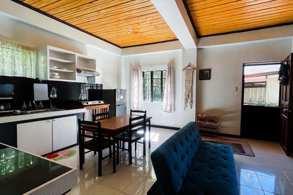 House at the End Wi-fi Parking Netflix 55 inch SmartTV Nature