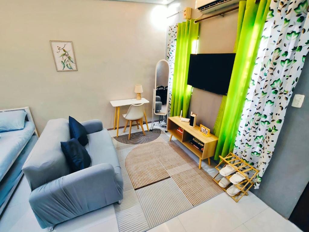 JZ Homestay - Cozy House for 4 with 2 Queen Beds WiFi AC Hot Water - Near CSU and BMC Hospital