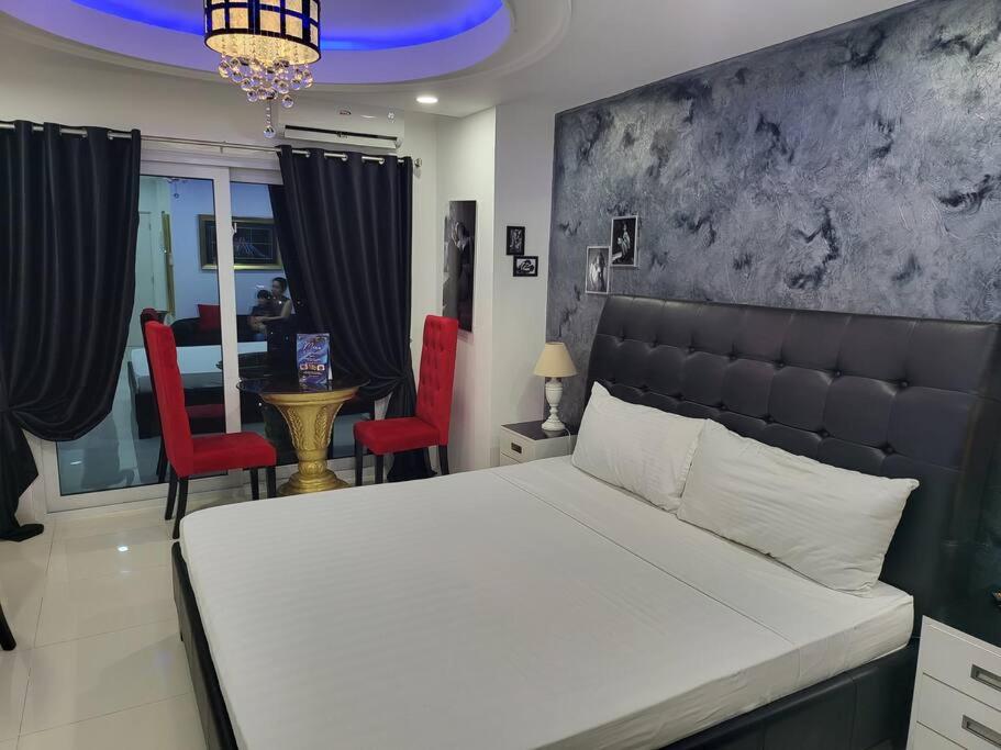 Kandi Posh new studio. King bed! Free housekeeping