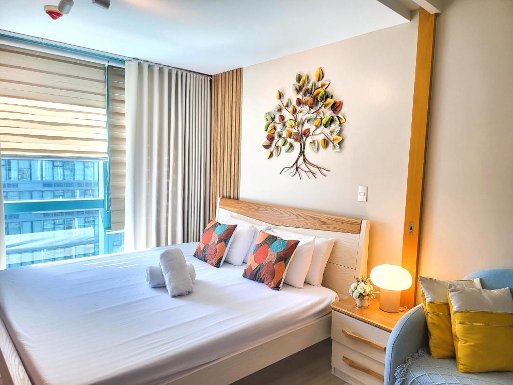 BGC One Uptown Residence King Bed 3 min walk to malls and restaurants