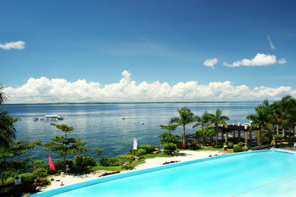 La Mirada Residence , Large 1 bedroom Condo, Beaches , 3 pools, Ocean views, fast WiFi, Netflix, Breakfast included