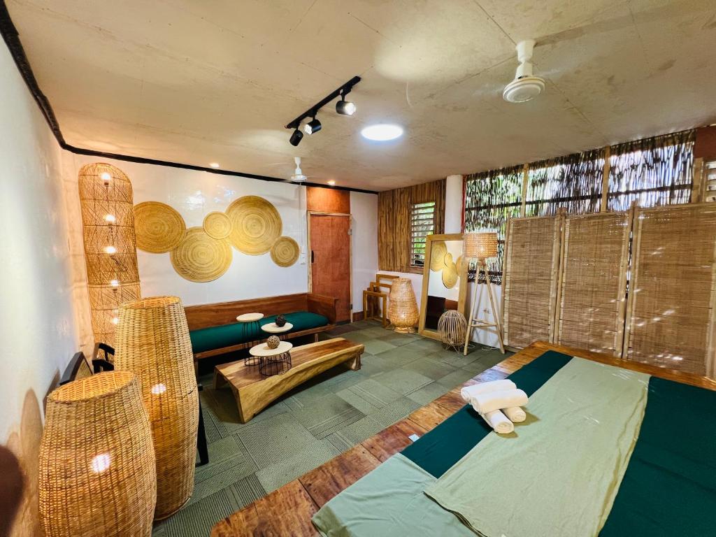 LARGE ROOM For FAMILY & BARKADA