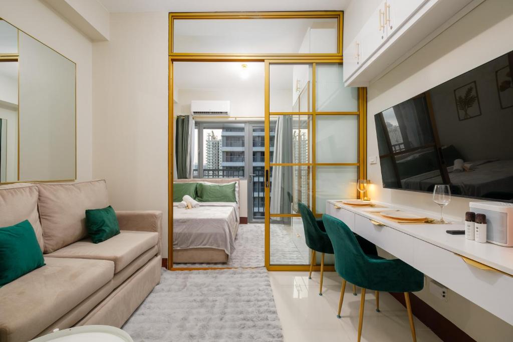 Luxe 1BR with WiFi, Karaoke and Balcony Near SM Megamall