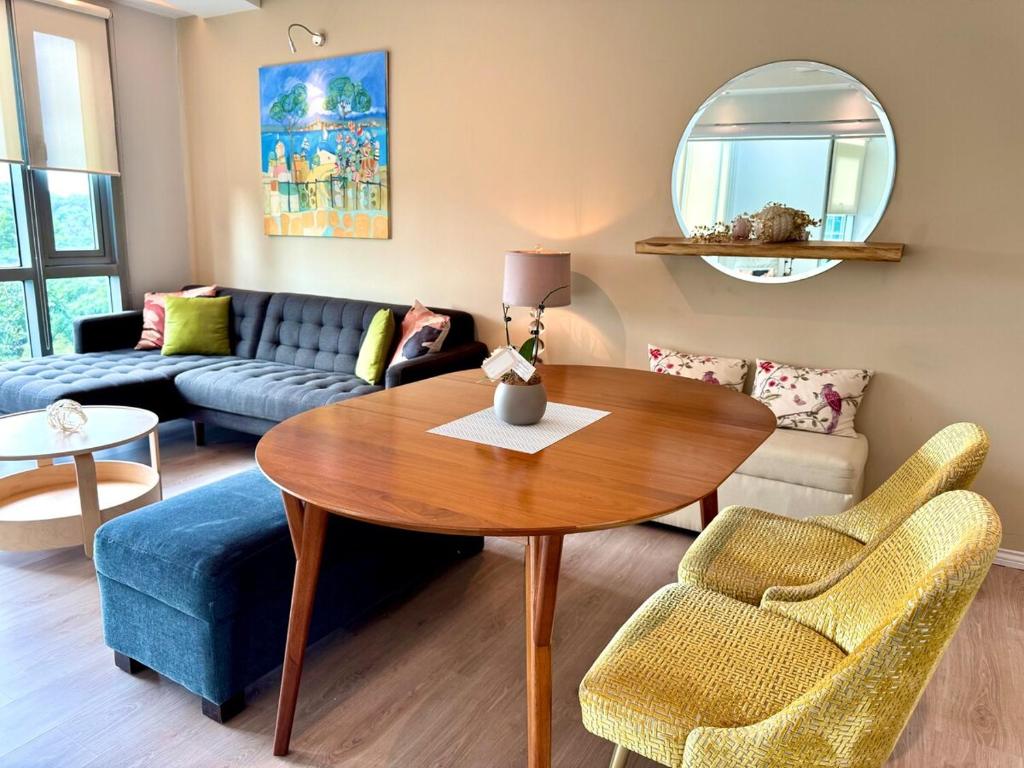Luxe 2-BR Condo in Avant BGC