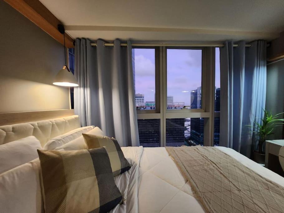 LuxeStaysMnl Coastal Chic Netflx 380MBPS Pool BGC