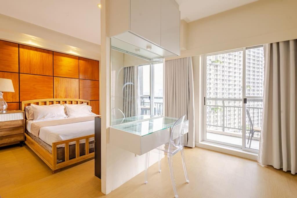 Comfy and Spacious 3BR, 2 Balconies with City & Pool View