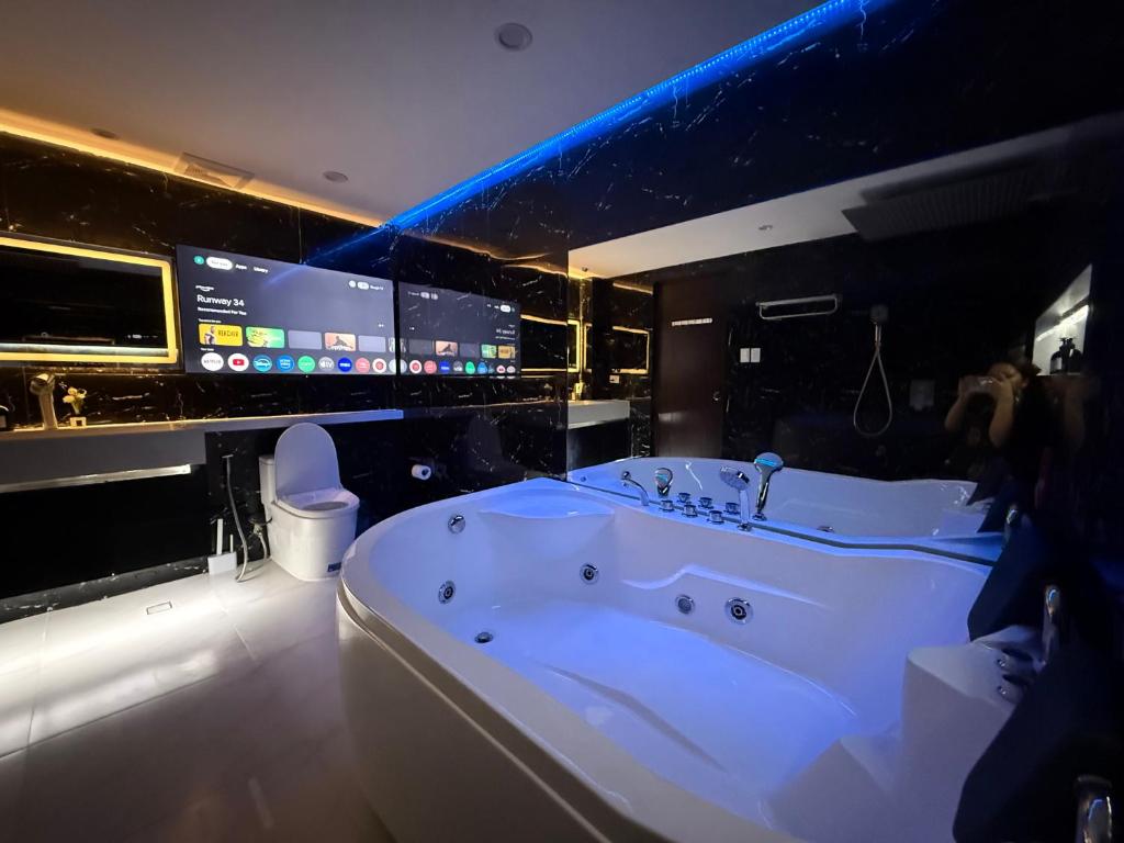 Kandi Posh 2BR with private Jacuzzi 500 Mbps internet