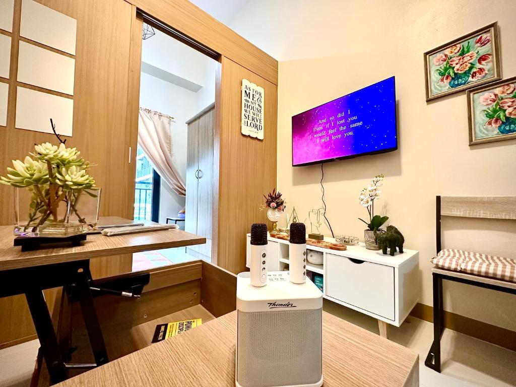 Luxury Condo with balcony on amenity floor, easy access to pool, Sky Garden, Working Lounge and Gym in Makati 7F
