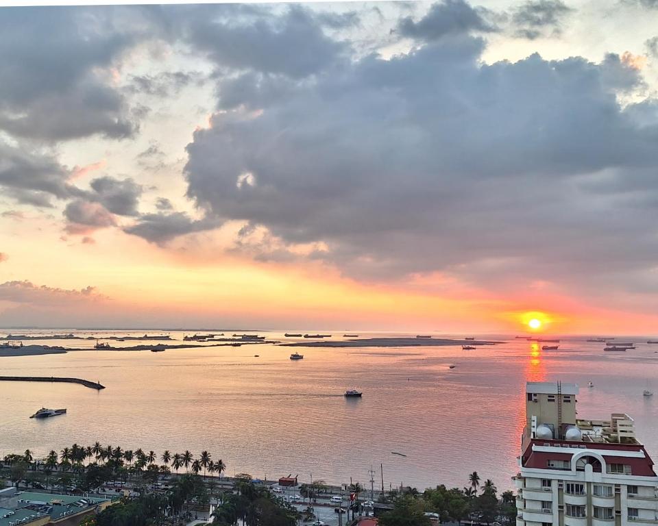 BREATHTAKING BAYVIEWS - 1BR Condo with Panoramic Bay Views, Balcony, Pool Access & Netflix - Housekeeping Available -