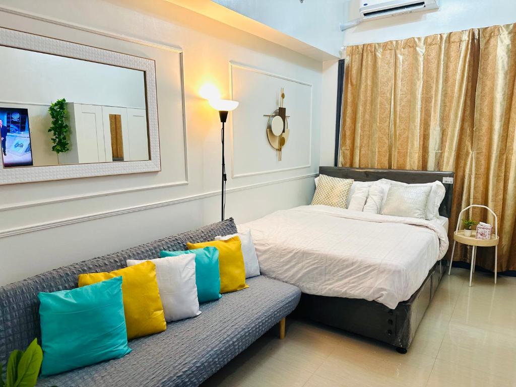 Mid-Century Extent Condo Unit @ Shore 2, MOA
