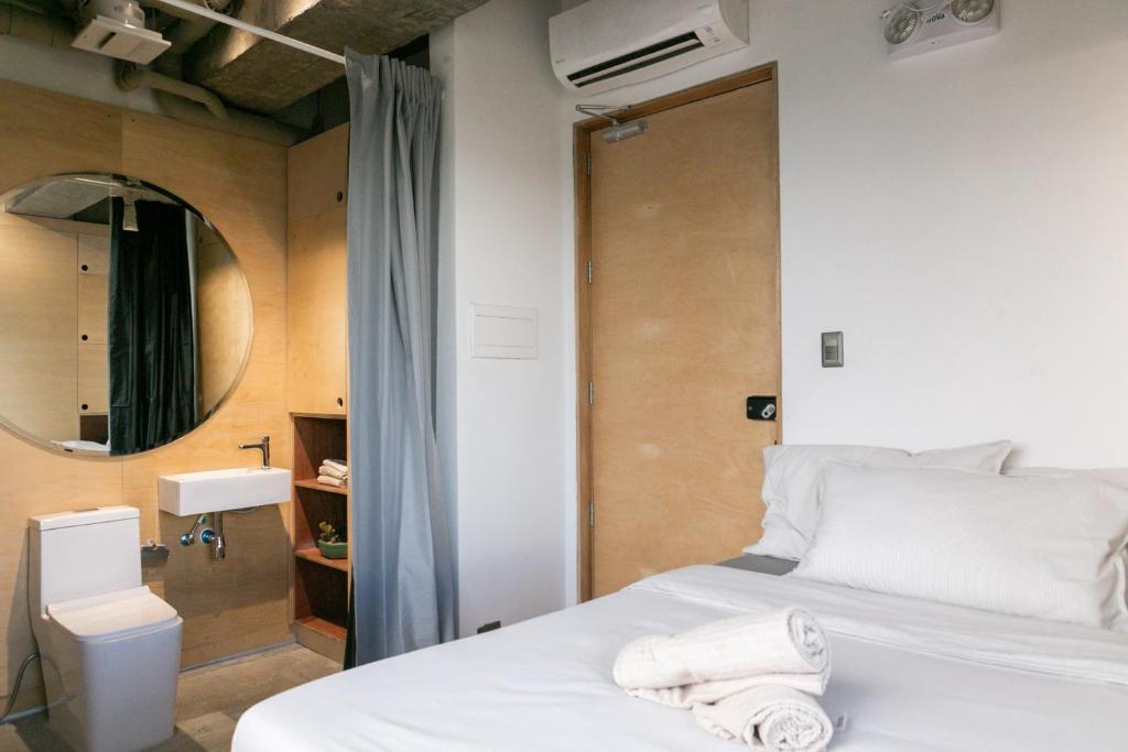 HomeBase Kapitolyo - Minimalist Serviced Apartments