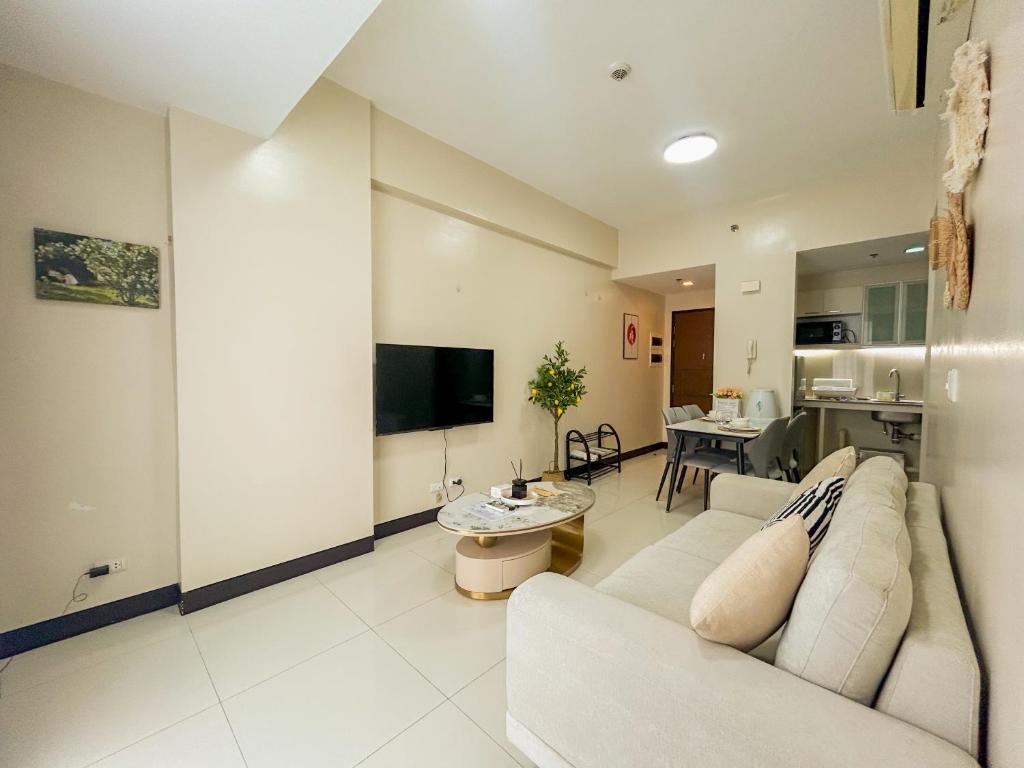 Modern 1BR w Exclusive Pool Access