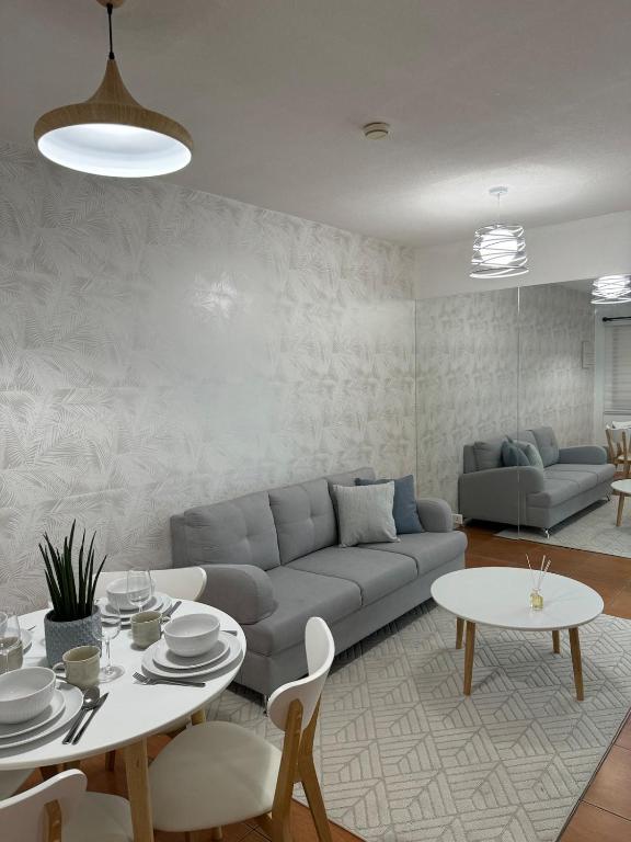 Modern Minimalist Luxe Retreat 2 Bedroom with parking