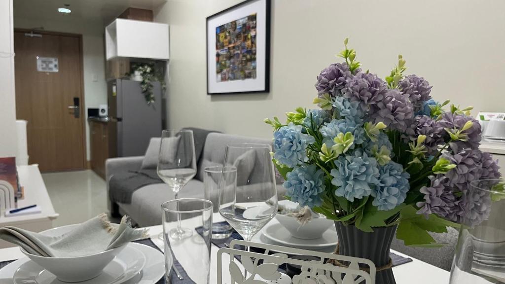 Modern Minimalist Suite at Shore 3 Residences MOA