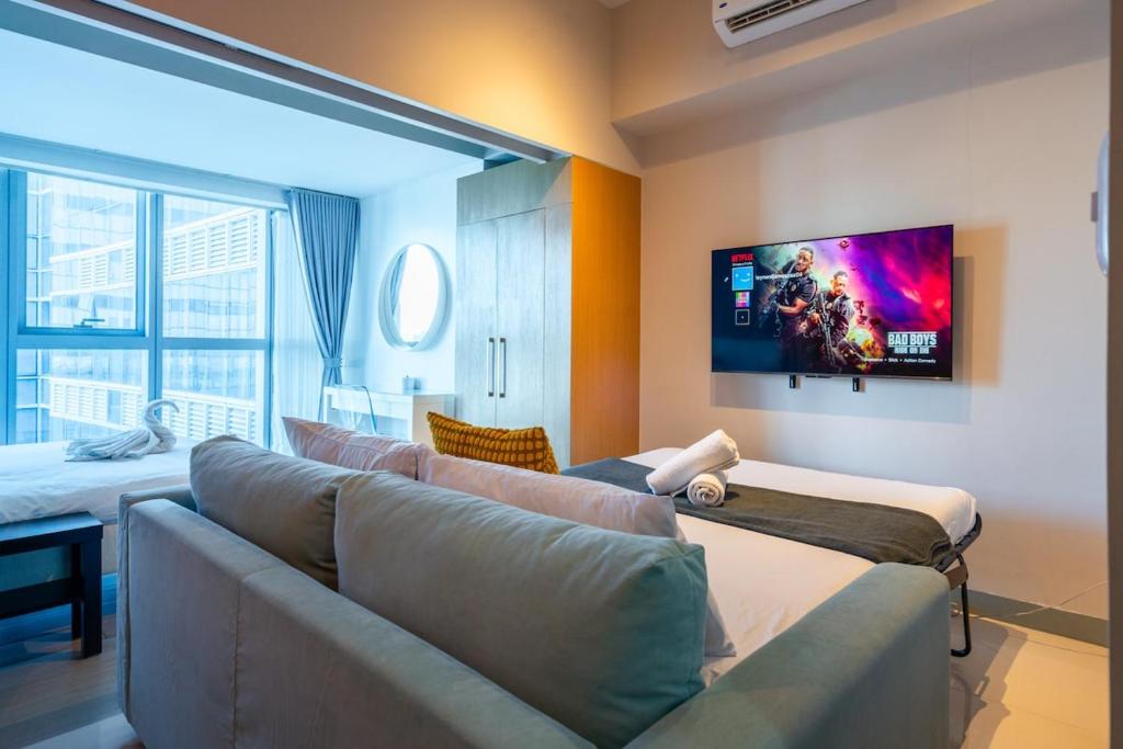 Modern Minimalist Uptown Parksuites 1BR