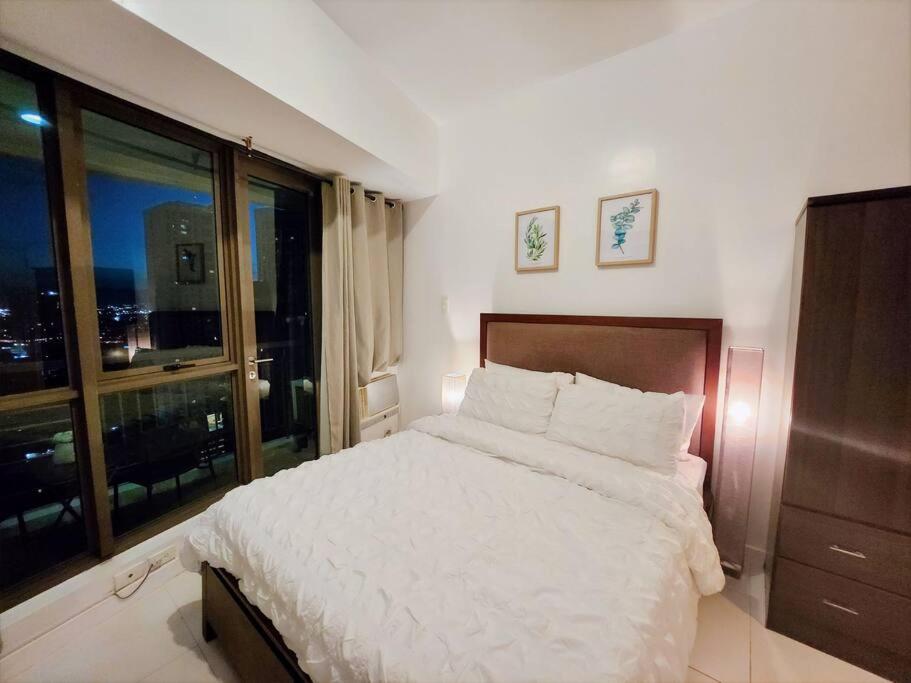 Modern Hotel-type Studio near Greenbelt Netflix 100mbps