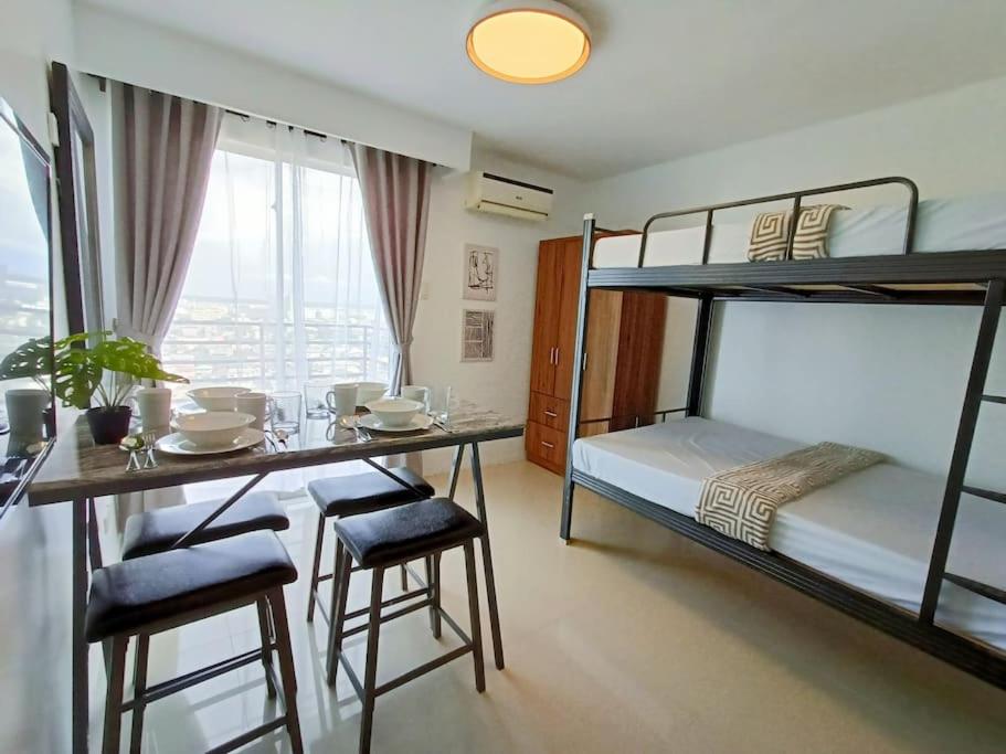 Near Ayala and IT Park with Free Pool Wi-Fi and Netflix
