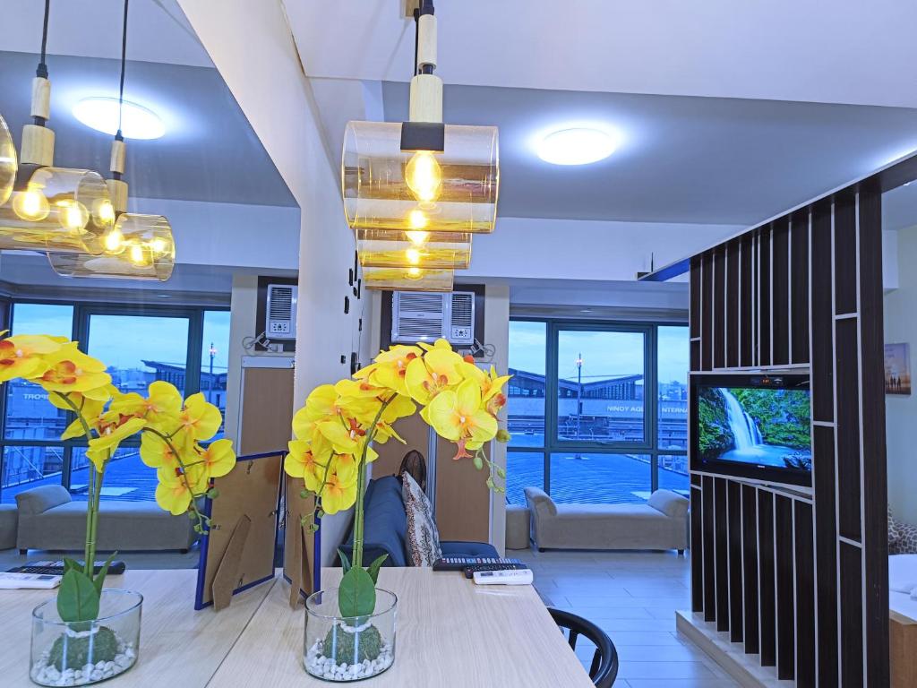 Near Terminal 3 Two Palmtree Villas- Walking distance only (JJRMK)