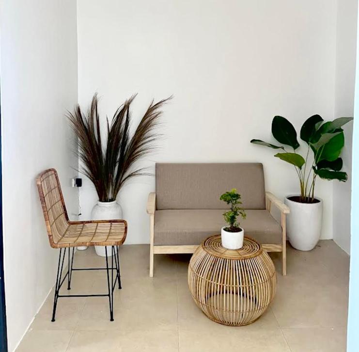 NEW Modern home near Airport, Beach and Fast Wi-Fi