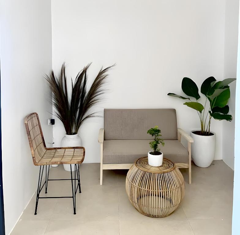 NEW Modern Suite near Airport & Beach