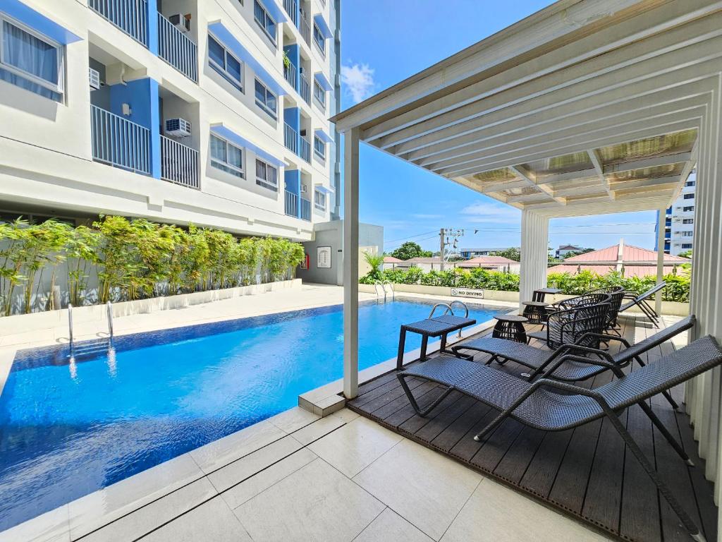 Elegant Studio with balcony unit 625 - 6th floor - near Ateneo De Cebu - High speed internet - Northwoods Place