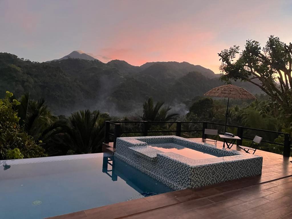 Off-Grid Eco Retreat Pool Wi-Fi Mountain Escape