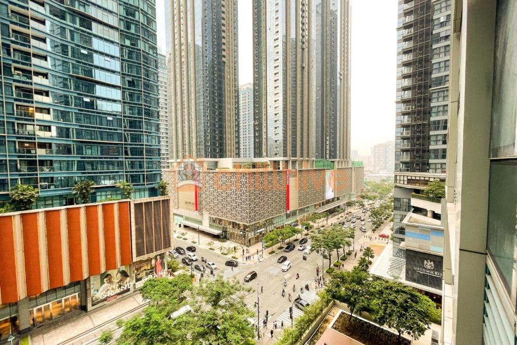 Chic BGC Condo Across Uptown Mall #ournw9b