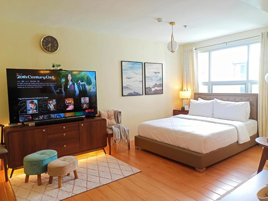 Spacious 36sqm Studio with 65" TV Karaoke and Pool Access Near Samal Ferry