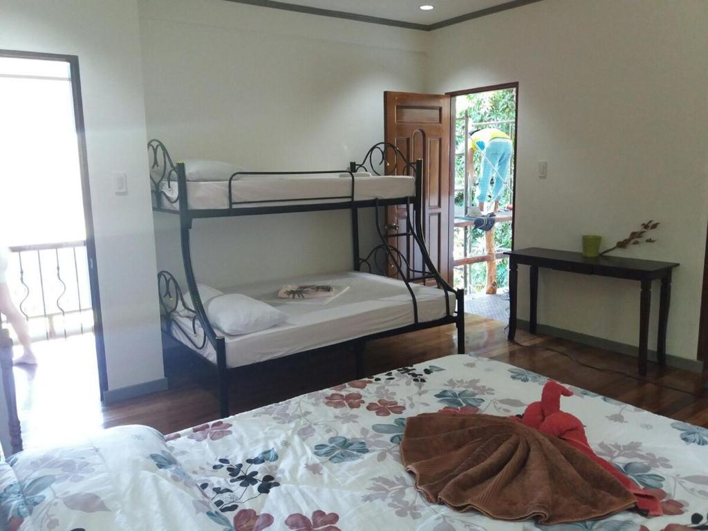 Puerto Galera Hilltop Guesthouse -Tropical Retreat