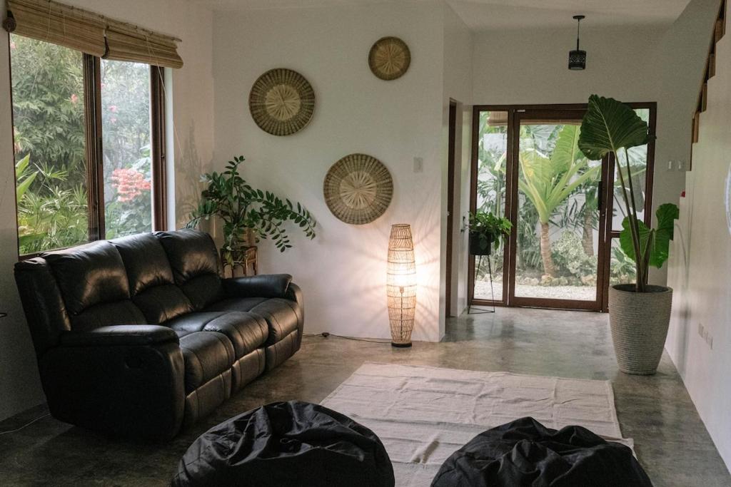 Private home in Panglao near white beaches with 600 Mbps WiFi & Solar