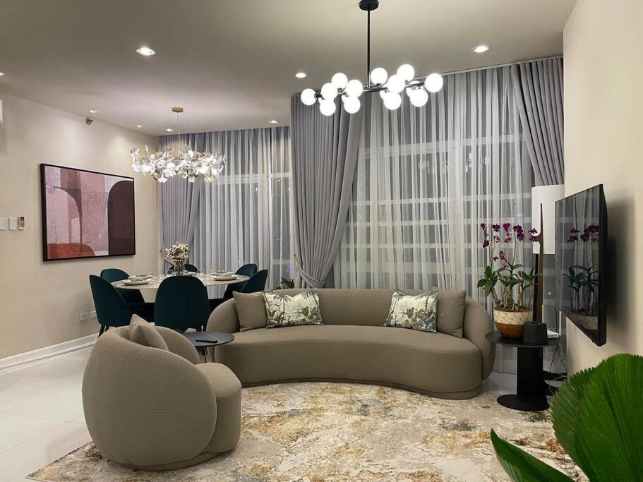 QUITE Euro Luxe 3BR 7 mins walk to high street
