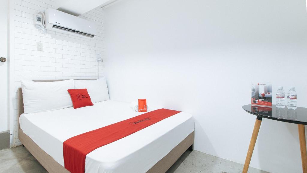 RedDoorz Plus near St Lukes BGC