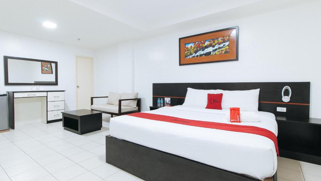 RedDoorz Plus at Evangelista Street Makati
