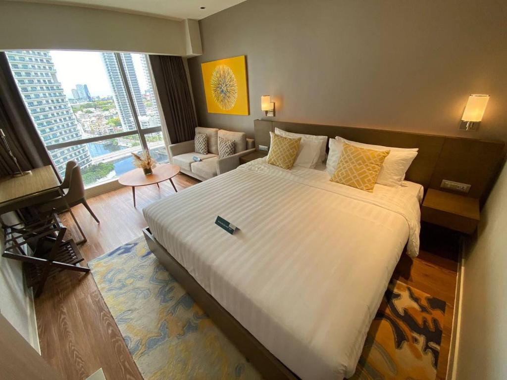 River and Makati view at Acqua Novotel Suites