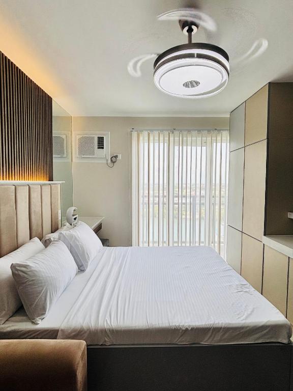 Room in Condo - Modern Condo Room with City View