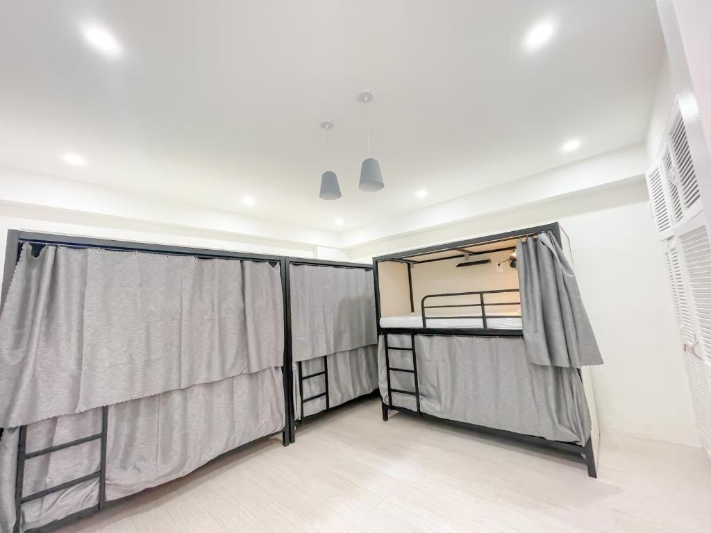 Travelers Inn - Modern Capsule Bunks, Makati