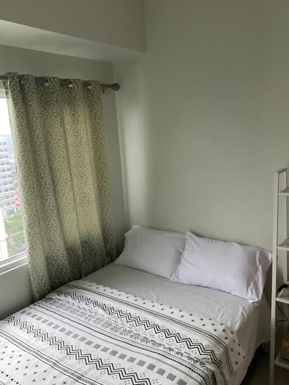 SEA 2-BR Unit with Free Parking near Mall of Asia