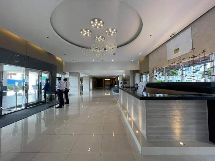 RHM Sea Residences CondoStaycation MOA,SMX