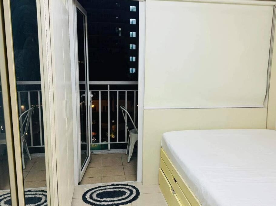 SHELL RESIDENCE C23 Shortwalk MOA Balcony poolview