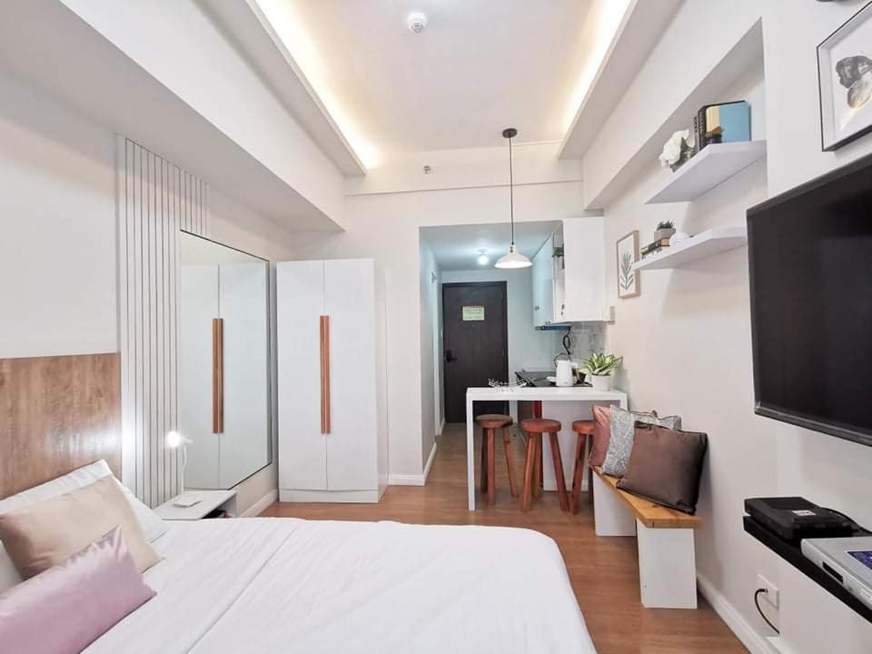 SHERISSE' CONDO @ THE LOOP WITH WIFI,CABLE AND HOT & COLD SHOWER,