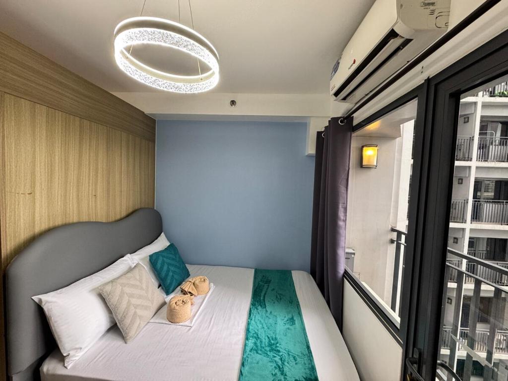 Shore 2 Residences Cozy Room 7106 Facing Pool near SM Mall of Asia by Prime Stay